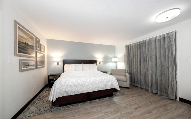 Red Roof Inn PLUS+ & Suites Naples Downtown-5th Ave S