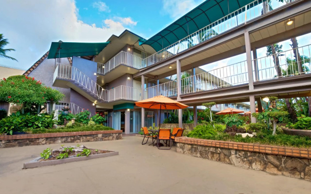 Pacific Marina Inn Airport Hotel