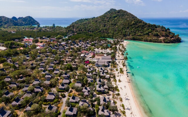 Отель Saii Phi Phi Island Village